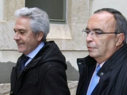 Jos&eacute; Luis Ortu&ntilde;o (derecha), a su llegada a los juzgados de Alicante.