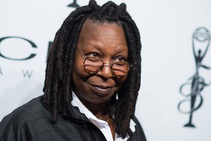 Whoopi Goldberg en New Jersey Monthly: "Escucha, el mejor consejo sobre envejecer es este: ¿Cuál es la alternativa? La alternativa, por supuesto, es la muerte. Y eso es un montón de mierda con la que lidiar. Así que soy feliz con la menopausia. La abrazaré cuando llegue".