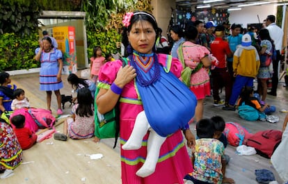 Una mujer Embera en el ayuntamiento de Medellín (Colombia) en 2022.