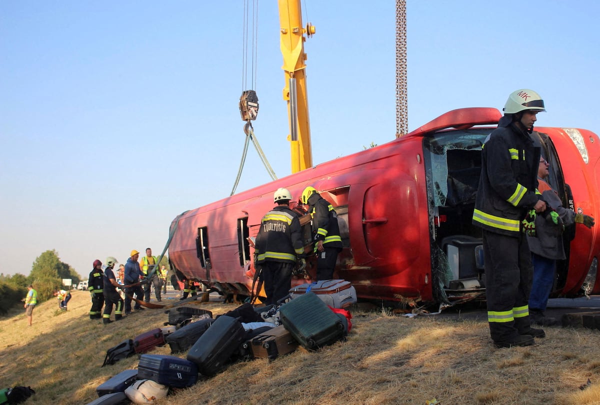 Al menos 12 muertos al volcar un autobús turístico de Polonia en una autopista en Hungría