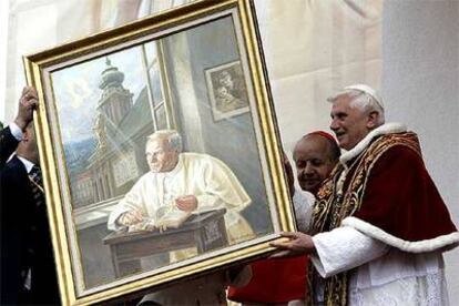 Benedicto XVI recibe un retrato de su antecesor, Juan Pablo II, ayer en Wadowice.
