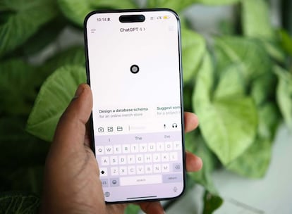 Uso de ChatGPT de OpenAI en un smartphone