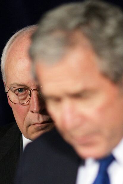 El ex vicepresidente Dick Cheney, detrás de George Bush en 2007.