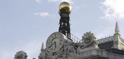 Reloj en la fachada de la sede del Banco de Espa&ntilde;a, en la Plaza de Cibeles en Madrid. 