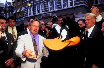 Michael Douglas y el pato Lucas en 1996.