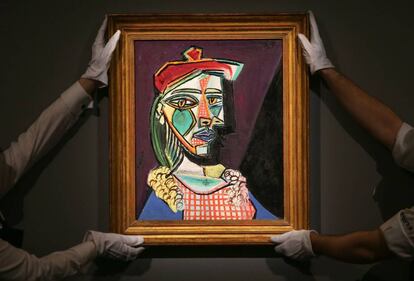 Galeristas sujetan una obra de Pablo Picasso valorada en 50 millones de dólares en la casa de subastas Sotheby de Londres (Reino Unido), el 22 de febrero de 2018.