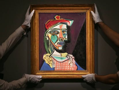 Galeristas sujetan una obra de Pablo Picasso valorada en 50 millones de dólares en la casa de subastas Sotheby de Londres (Reino Unido), el 22 de febrero de 2018.