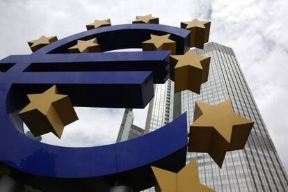 Logo del euro fuera de la sede del BCE en Fr&aacute;ncfort