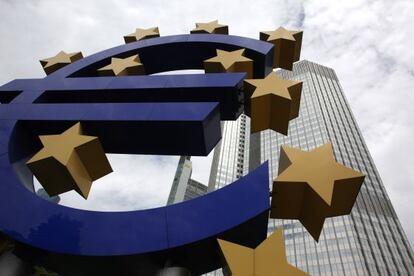 Logo del euro fuera de la sede del BCE en Fráncfort