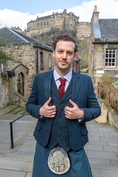 Ben Sharrock, director de 'Limbo', nominada a Mejor película británica y dirección, posó desde Edimburgo con un 'kilt' escocés.