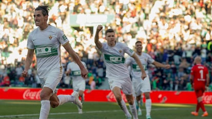 Pere Milla celebra un gol durante el partido entre el Elche CF y el Villarreal CF en el Martínez Valero este sábado.