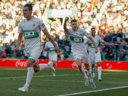 Pere Milla celebra un gol durante el partido entre el Elche CF y el Villarreal CF en el Martínez Valero este sábado.