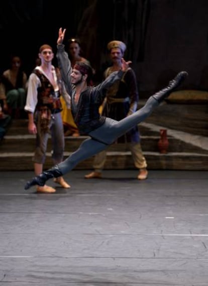 Davide Dato en el papel de Birbanto en "El Corsario" del Ballet de la Ópera de Viena.