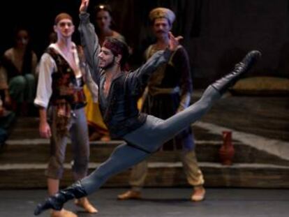 Davide Dato en el papel de Birbanto en &quot;El Corsario&quot; del Ballet de la &Oacute;pera de Viena.