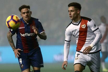 Álex Moreno (d) y Roger Marti, durante el partido.