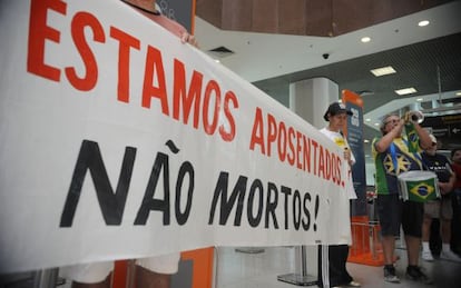 Aposentados do fundo de pens&atilde;o Aerus protestam no Rio em 2013.