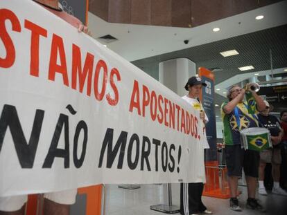 Aposentados do fundo de pens&atilde;o Aerus protestam no Rio em 2013.