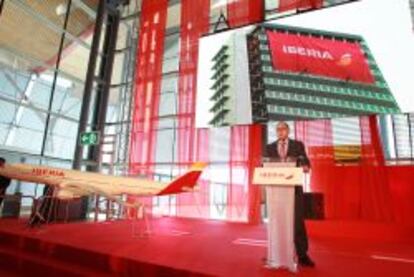 Luis Gallego, consejero delegado de Iberia, el jueves pasado ante una maqueta de un A330 rotulado con la nueva imagen de la aerol&iacute;nea. En la pantalla se puede ver la nueva sede central en Madrid.