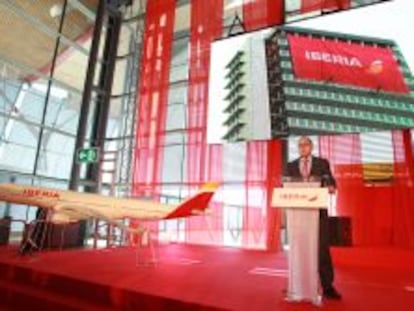 Luis Gallego, consejero delegado de Iberia, el jueves pasado ante una maqueta de un A330 rotulado con la nueva imagen de la aerol&iacute;nea. En la pantalla se puede ver la nueva sede central en Madrid.