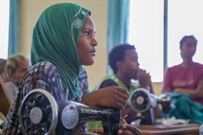 Los estudiantes de esta escuela de formación profesional, en tres años aprenden a dibujar y diseñar patrones, cortar, confeccionar y bordar. El instituto cuanta con su propia tienda, Fashionet, en la que se venden los diseños de los alumnos.