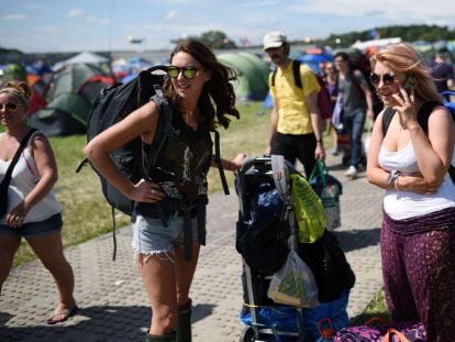 Una jove parla pel mòbil en un festival de música a Anglaterra