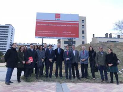 El alcalde de Alcorcón junto al actual consejero de Sanidad Enrique Ruiz Escudero y más miembros de la corporación el pasado 4 de marzo de 2019 frente al cartel que anuncia la construcción del centro de salud Parque Oeste Alcorcón.