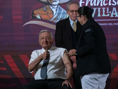 Andrés Manuel López Obrador recibe la vacuna contra la influenza y la covid-19, durante su conferencia matutina de este martes.