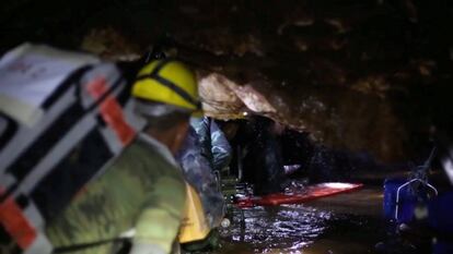 Efectivos de rescate en la cueva de Chiang Rai, donde se ha podido realizar la extracción de los 12 niños y su entrenador con éxito.