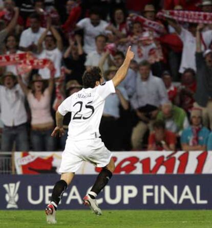 Maresca celebra uno de sus goles con los aficionados.