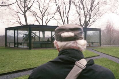 La Glass House, construida entre 1948 y 1949. De espaldas, Robert Finkle, que pasó allí un año de amor con el arquitecto Philip Johnson. |