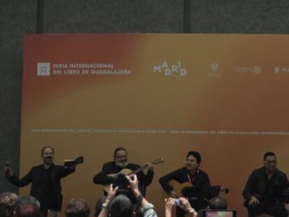 El escritor Jorge F. Hernández, el poeta Hernán Bravo y el músico El Caudillo del Son acompañaron al autor en la FIL