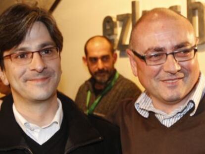 Mikel Arana (izquierda) y Javier Madrazo en la sede de EB de Bilbao eb 2009. 