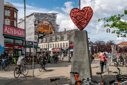 Una escultura de Bj?rn N?rgaard en forma de corazn en el barrio de N?rrebro (Copenhague).