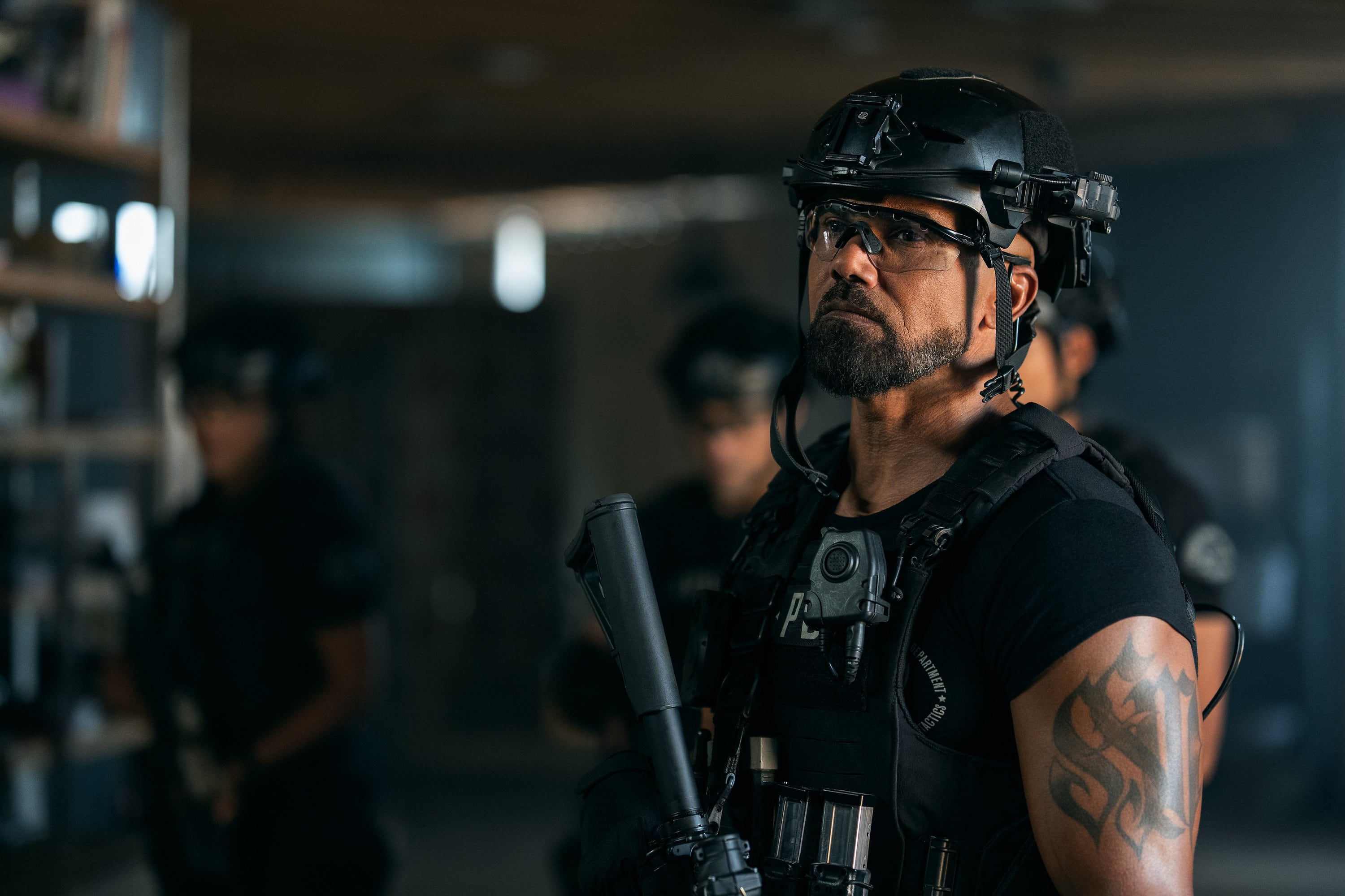 Una imagen del segundo episodio de 'S.W.A.T. Exiles'.