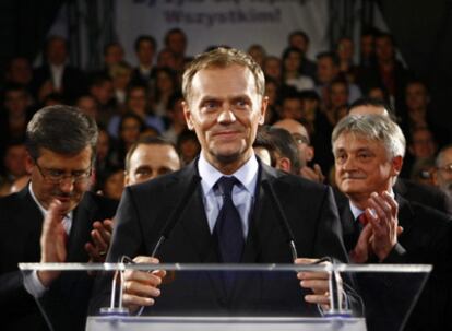 Donald Tusk, líder de la Plataforma Cívica, agrade los aplausos de sus simpatizantes en la sede de su partido tras ganar las eleccciones legislativas polacas en 2007.