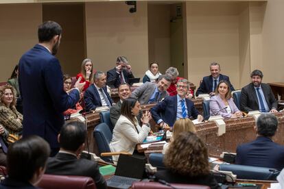 El portavoz de Vox en la Asamblea de la Región de Murcia, José Ángel Antelo, se dirige al presidente Fernando López Miras durante un pleno de control, en marzo.