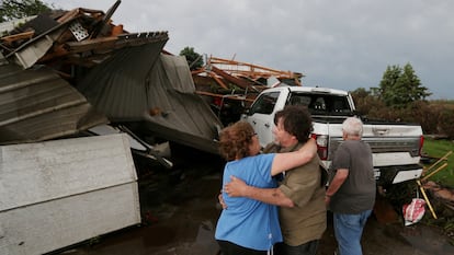Delores Miller consuela a su hermano Larry Handsaker después de que un tornado dañara su casa en Nevada, Iowa, EE. UU., el 21 de mayo de 2024.
