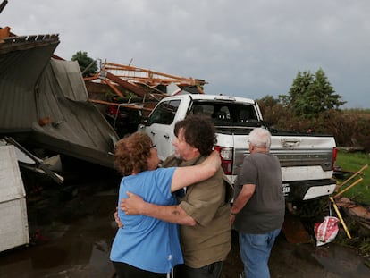 Delores Miller consuela a su hermano Larry Handsaker después de que un tornado dañara su casa en Nevada (Iowa), el 21 de mayo de 2024.