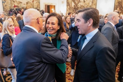 MADRID, 24/09/2024.- La presidenta del Banco Santander, Ana Patricia Botín (c), asiste al acto de posesión del exministro para la Transformación Digital y la Función Pública José Luis Escrivá, como nuevo gobernador del Banco de España, este martes en Madrid. EFE/ Borja Sánchez-Trillo
