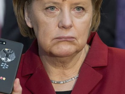 Merkel, el pasado 5 de marzo en Hanover, con un teléfono móvil.