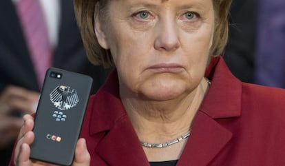 Merkel, el pasado 5 de marzo en Hanover, con un teléfono móvil.