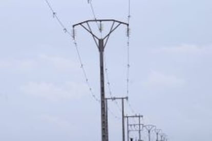 Vista de unas torres del tendido el&eacute;ctrico. EFE/Archivo