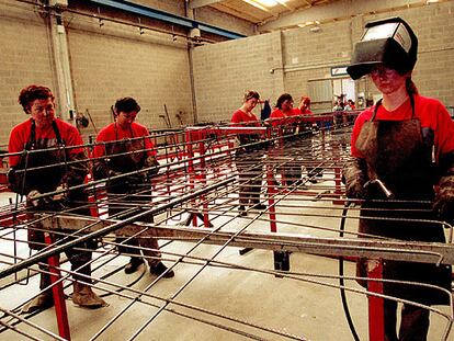 Un grupo de mujeres trabaja en las instalaciones de una fábrica catalana.