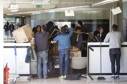 Barricades al passadís de la Facultat de Ciències Socials.