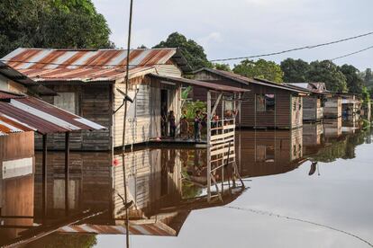 Una familia permanece atrapada en su casa en Pahang (Malasia). Dos personas han muerto y cerca de 12.000 han tenido que ser evacuadas en Malasia a causa de las inundaciones que afectan diversas partes del país provocadas por las lluvias de los monzones.