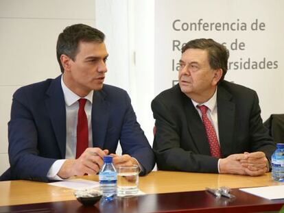 Pedro Sánchez con el presidente de la conferencia de rectores, Manuel López.