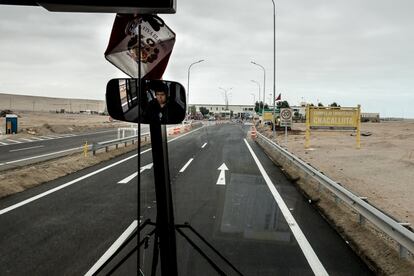 Un autobús llega al complejo fronterizo chileno de Chacalluta, la última frontera para muchos antes de llegar a Chile. Esta línea de autobús es la principal vía utilizada por los migrantes que son rebotados para intentar llegar a Chile.