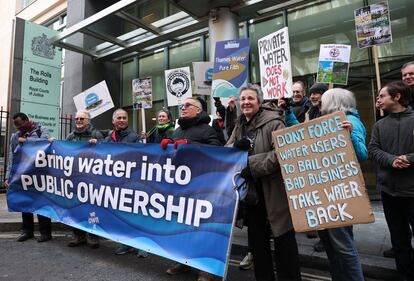 Manifestación contra la aprobación por parte de los jueces del plan de reestructuración de la deuda de Thames Water, en Londres, el 18 de febrero.
