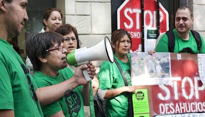 Concentraci&oacute;n contra los desahucios, en el barrio de Roquetes, 