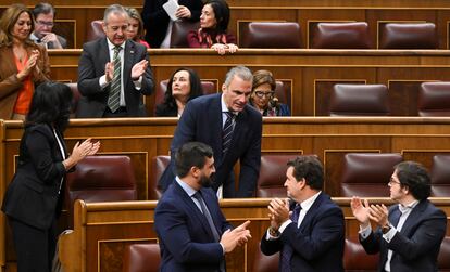 El diputado de Vox Javier Ortega Smith (centro) es aplaudido por sus compañeros de formación política tras intervenir en el pleno celebrado este jueves en el Congreso.
